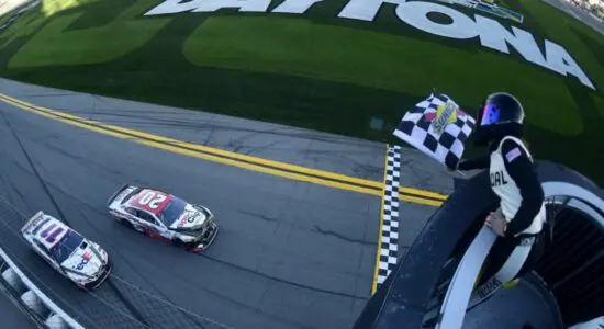 NASCAR | Erik Jones sopravvive agli incidenti e vince “The Clash”!
