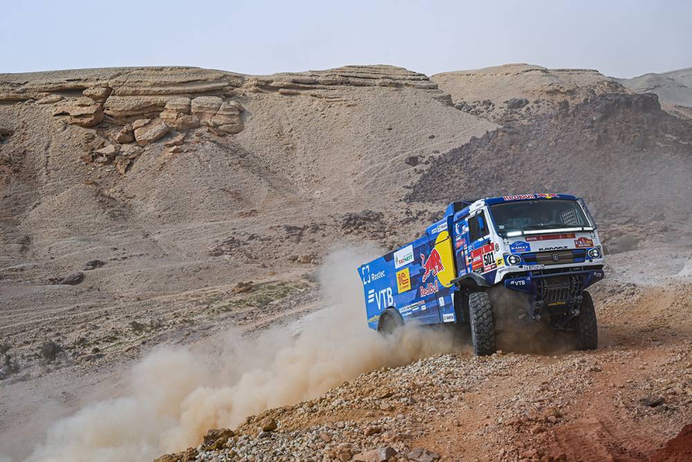 Dakar 2021 | Giorno 5: Giniel De Villiers vince la tappa di Al Qaysumah, Lategan out