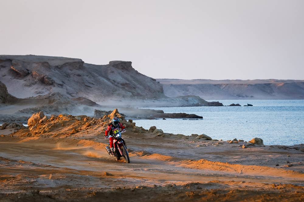 Dakar 2021 | Giorno 10: Stéphane Peterhansel piazza il colpo da maestro, Price fuori dai giochi nelle moto