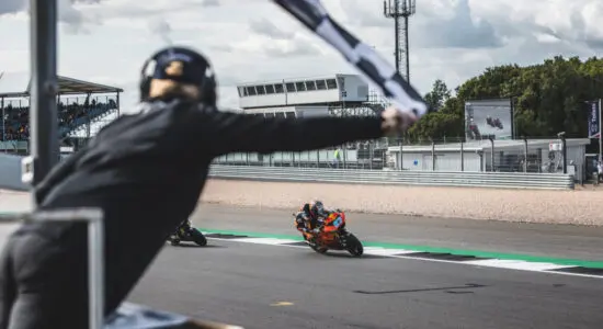 Moto2 | GP Gran Bretagna 2021: Gardner piega la resistenza di Bezzecchi, caduta per Raúl Fernández