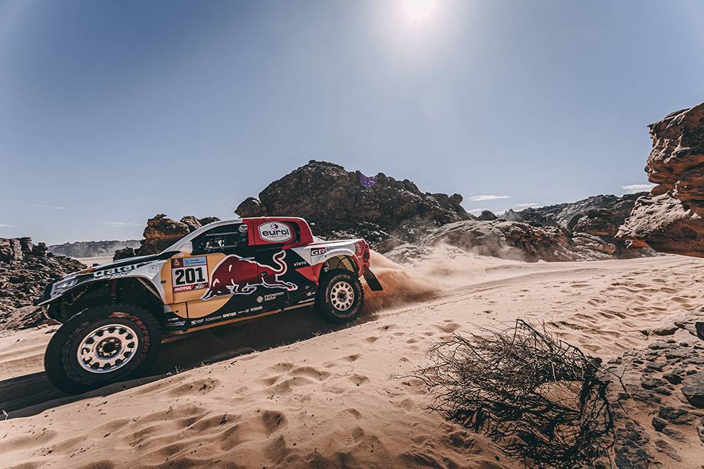 Dakar 2022 | Giorno 2: Sébastien Loeb vince lo stage e recupera terreno su Al-Attiyah, podio di tappa per Sainz