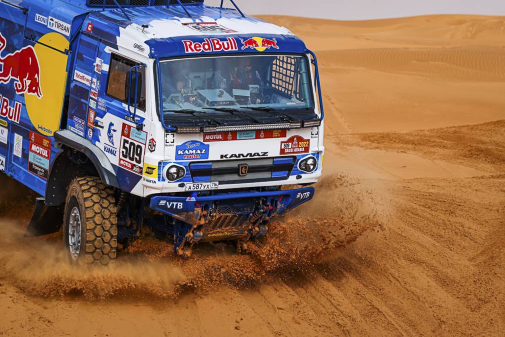 Dakar 2022 | Giorno 2: Sébastien Loeb vince lo stage e recupera terreno su Al-Attiyah, podio di tappa per Sainz
