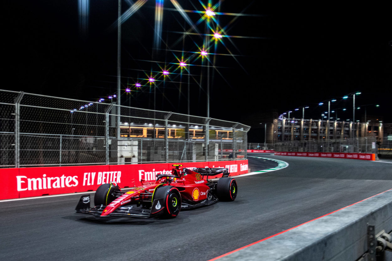 F1 | GP Arabia Saudita 2022: la Ferrari al lavoro sulla monoposto di Sainz prima del via per un problema elettronico