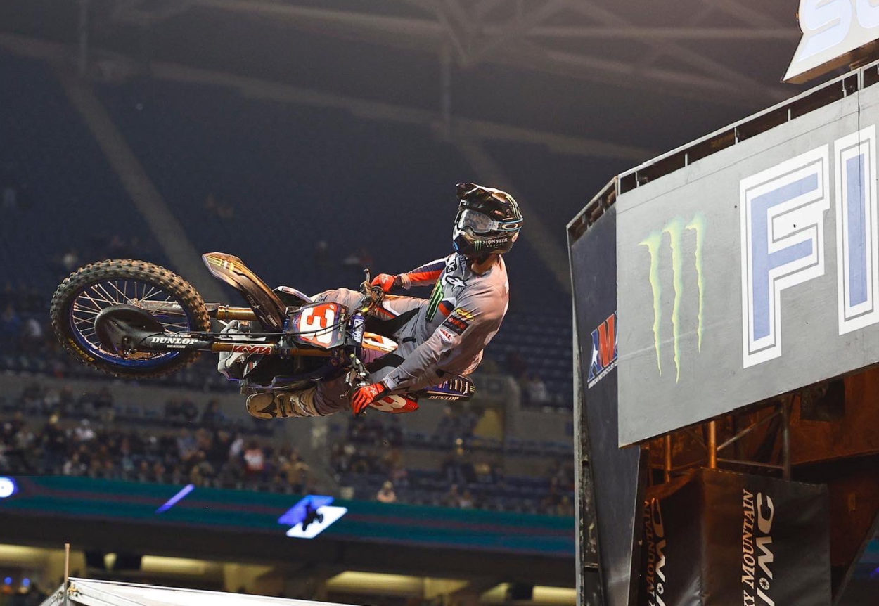 Supercross | Eli Tomac si prende anche Seattle, il titolo è ormai ad un passo