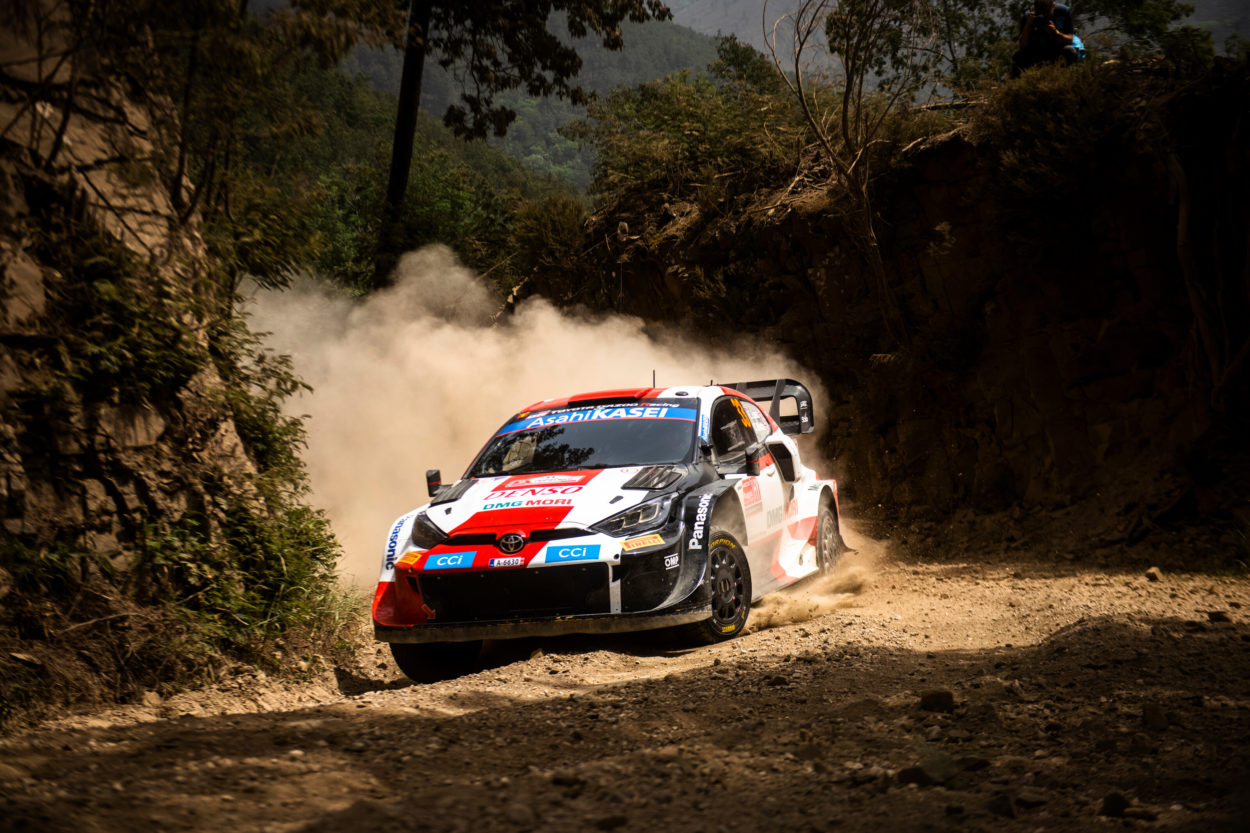 WRC | Rally del Portogallo 2022, PS5-9: Evans al comando nel festival delle forature, Loeb e Ogier ritirati
