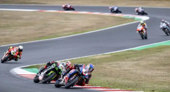 SBK | GP Repubblica Ceca 2022, SP Race: finale al cardiopalma, Razgatlıoğlu la spunta su Rea e regala a Yamaha la 100a vittoria in campionato