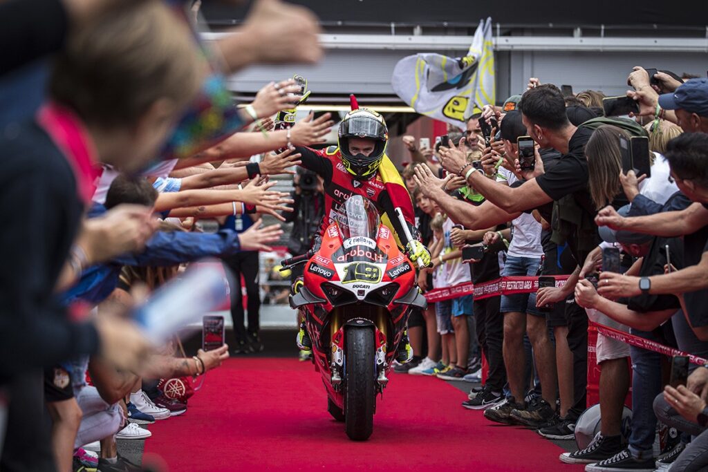 SBK GP Catalogna 2022, Gara 2 Álvaro Bautista alla prima tripletta