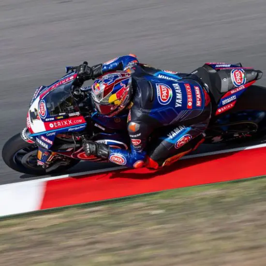 SBK | GP Portogallo 2022, Gara 1: Toprak Razgatlıoğlu torna a vincere su Bautista e Rea, Bassani quarto