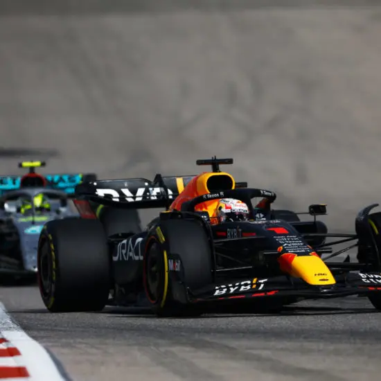 F1 | GP Stati Uniti 2022, gara: Verstappen vince un bel duello con Hamilton dopo un pit lento. Leclerc 3°, Sainz KO, Red Bull Campione Costruttori