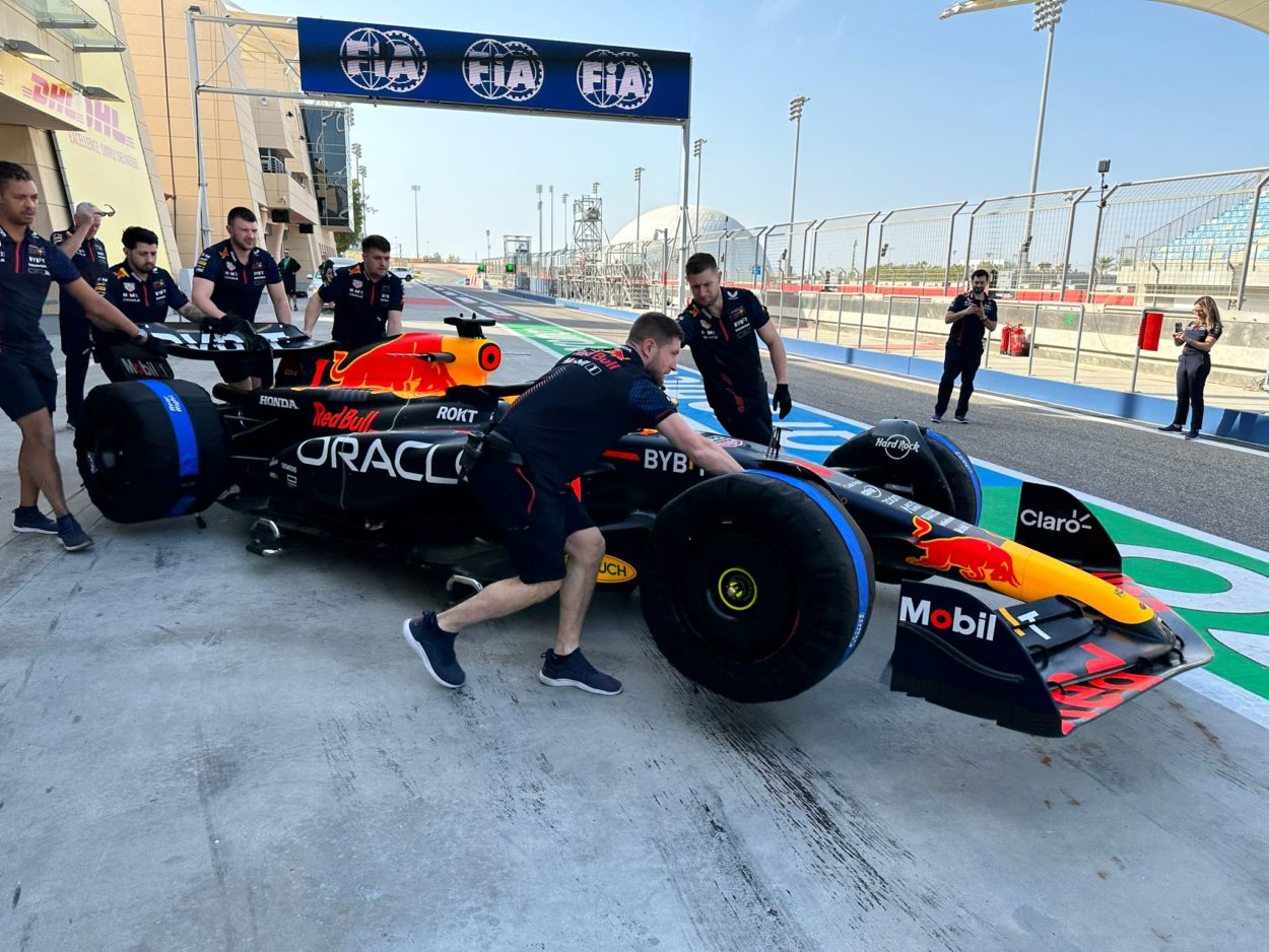 F1 | Test Bahrain 2023, day 1: tutti in pista, ecco finalmente la Red Bull RB19