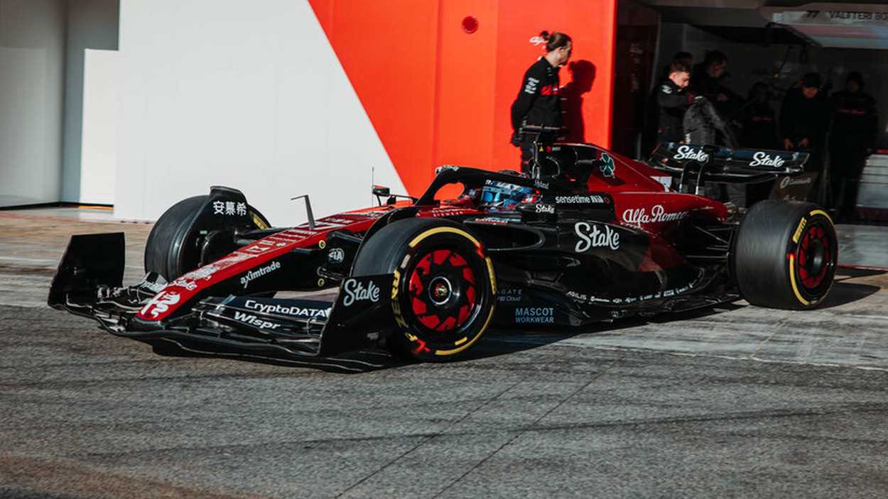 F1 | Filming day completato a Barcellona per l'Alfa Romeo C43. Bottas e Zhou in pista anche domani