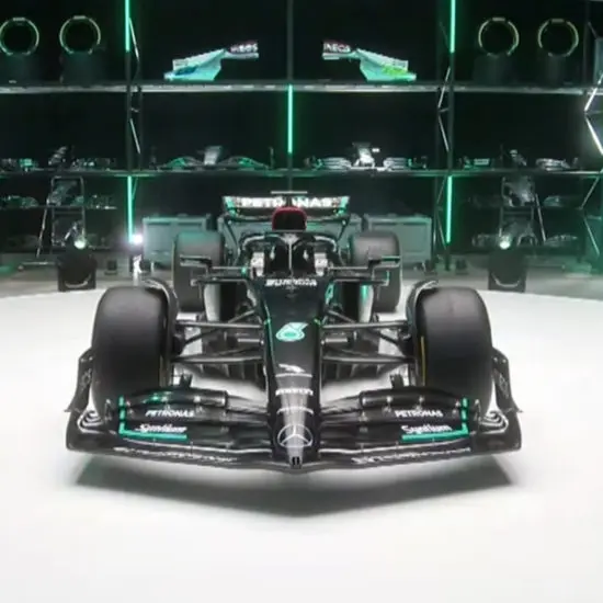 F1 | Presentata la Mercedes W14 di Hamilton e Russell. Il team di Toto Wolff torna al nero