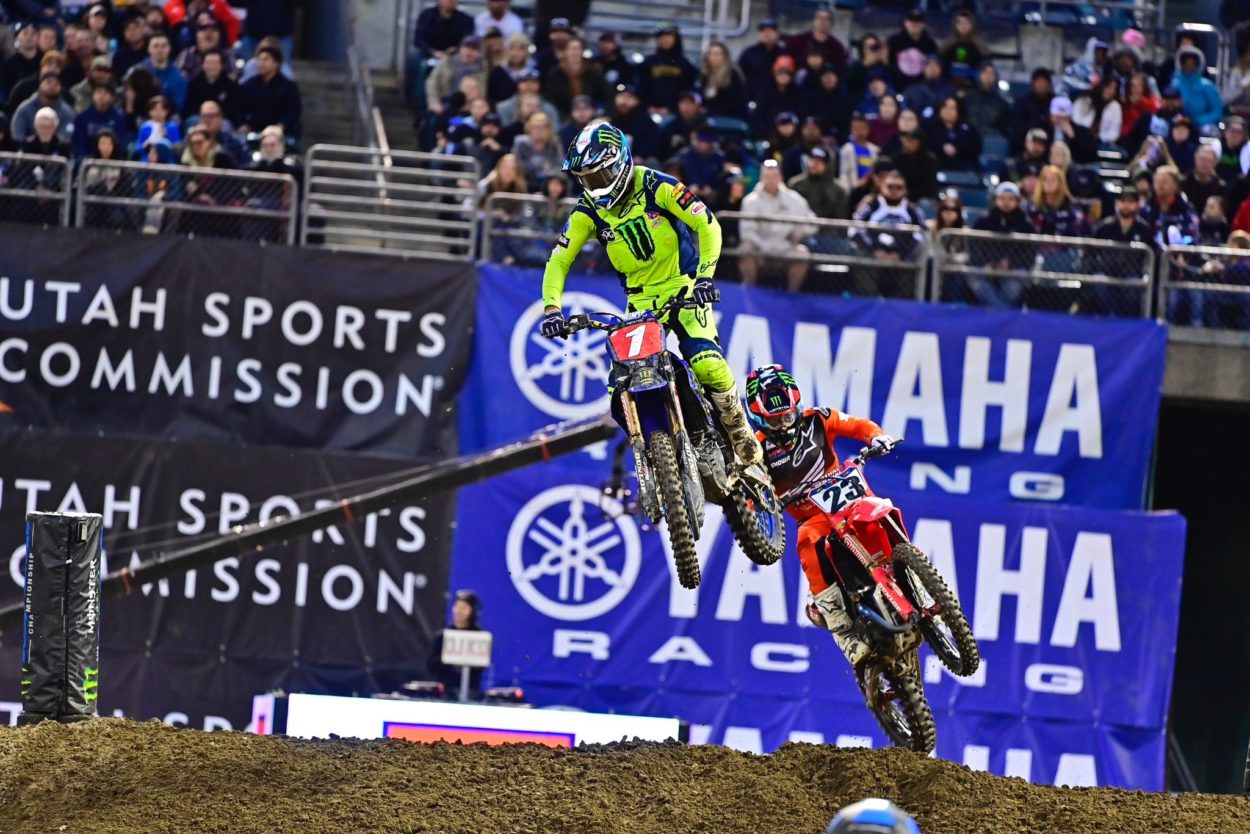 Supercross | Ennesimo regalo di Sexton, Tomac si prende anche il recupero di Oakland