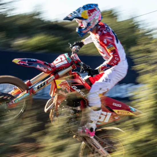 MXGP | GP Sardegna 2023: Prado esulta anche in gara-1, autogoal Yamaha