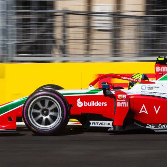 F2 | GP Azerbaijan 2023: Ollie Bearman vince la Sprint Race dopo il caos nel finale
