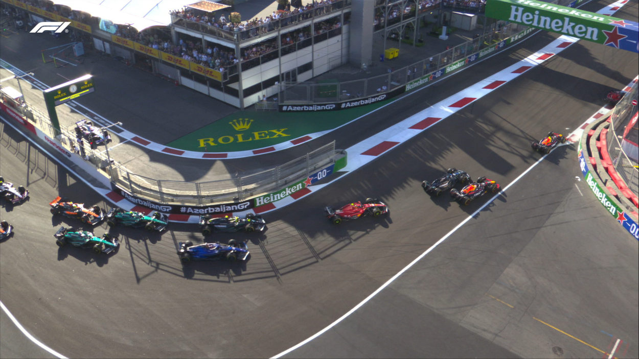 F1 | GP Azerbaijan 2023, Sprint: vince Pérez su Leclerc e Verstappen. Sainz 5° dietro Russell. Max e George contatto al via