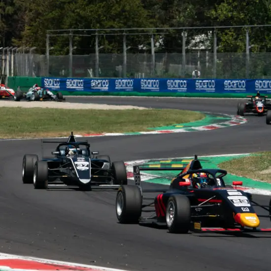 F4 Italia | Monza 2023: Arvid Lindblad completa il dominio del weekend con la vittoria in gara 3