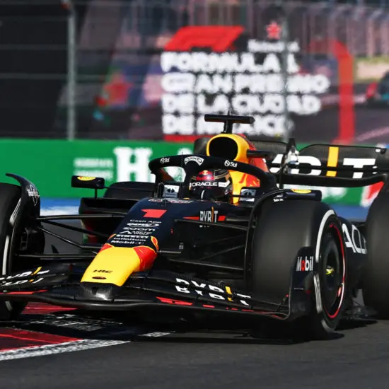 F1 | GP Città del Messico 2023, gara: Verstappen domina a Mexico City (nonostante una bandiera rossa) e fa 51 come Prost. Hamilton 2° davanti a Leclerc, Pérez KO al via