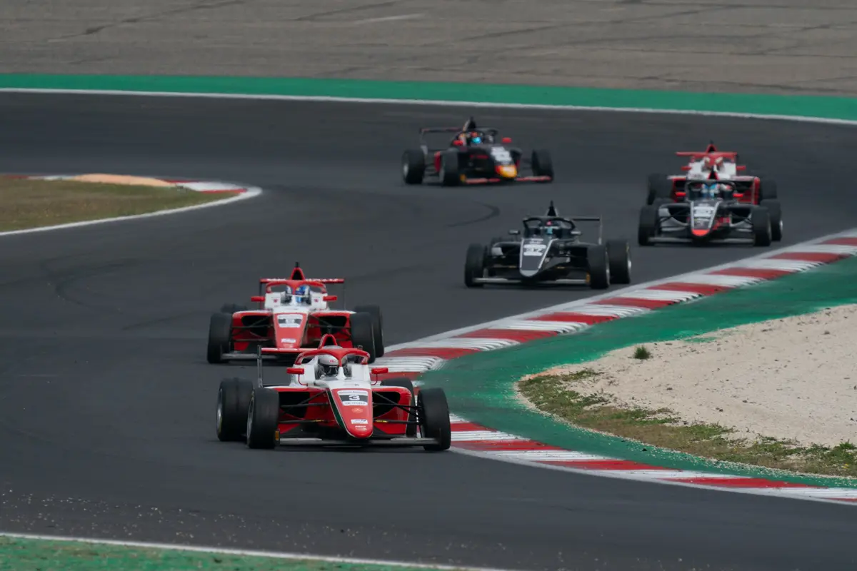 F4 Italia Vallelunga 2023 Ugo Ugochukwu si impone in gara 1