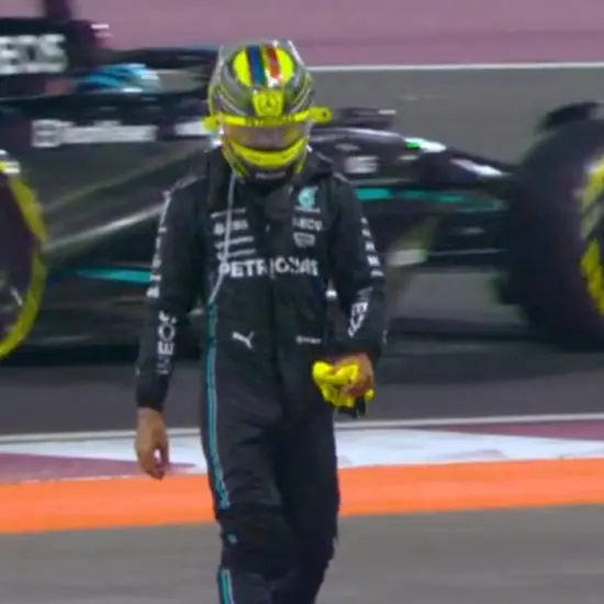 F1 | Hamilton sotto la lente della FIA per aver attraversato la pista dopo l’incidente in Qatar