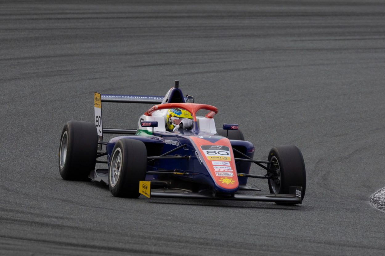 F4 UAE | Dubai #1 2024: Alex Powell sfrutta le occasioni e vince gara 2