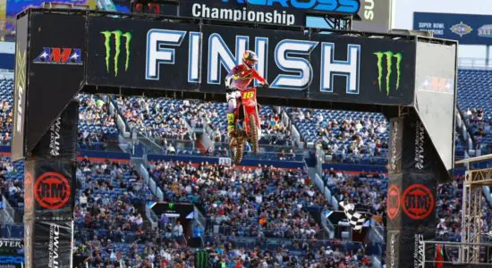 Supercross | Dominio dei Lawrence a Denver: Jett vince su Hunter e mette una mano sul titolo