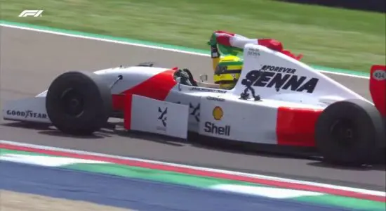 F1 | Bandiera brasiliana e austriaca al vento: Vettel al volante della MP4/8 di Senna ad Imola