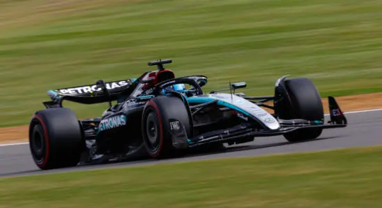 F1 | GP Gran Bretagna 2024, qualifiche: Russell grande Pole, prima fila Mercedes! Norris e Verstappen in 2a fila, Sainz 7°, Leclerc out in Q2