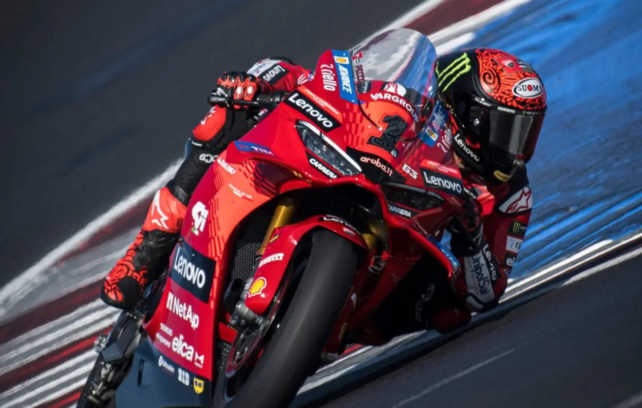 WDW, Race of Champions 2024: Francesco Bagnaia vince l’esibizione sulla nuova Ducati Panigale V4S, incidente all’ultima curva tra Márquez e Bulega