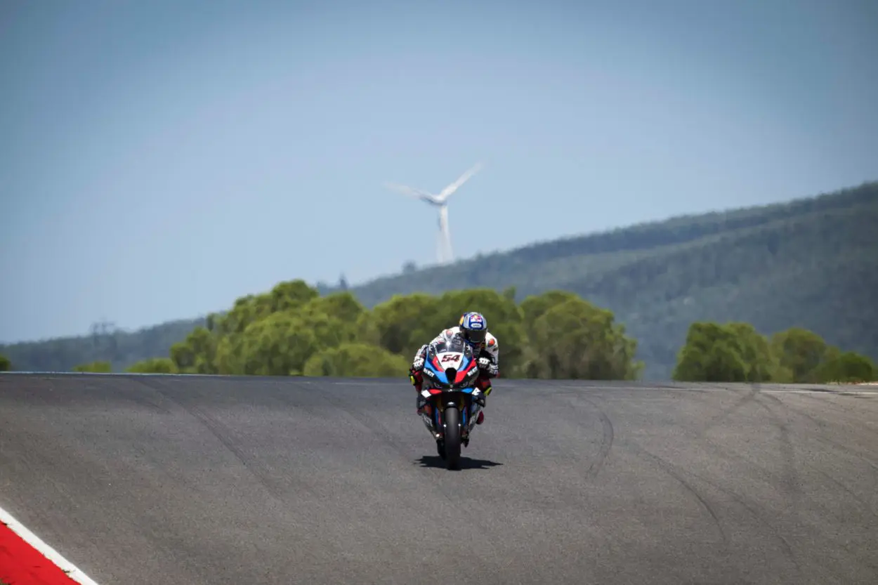 SBK | Round Portogallo 2024: Toprak Razgatlioglu è nella storia! Il turco ottiene la dodicesima vittoria consecutiva nella Superpole Race
