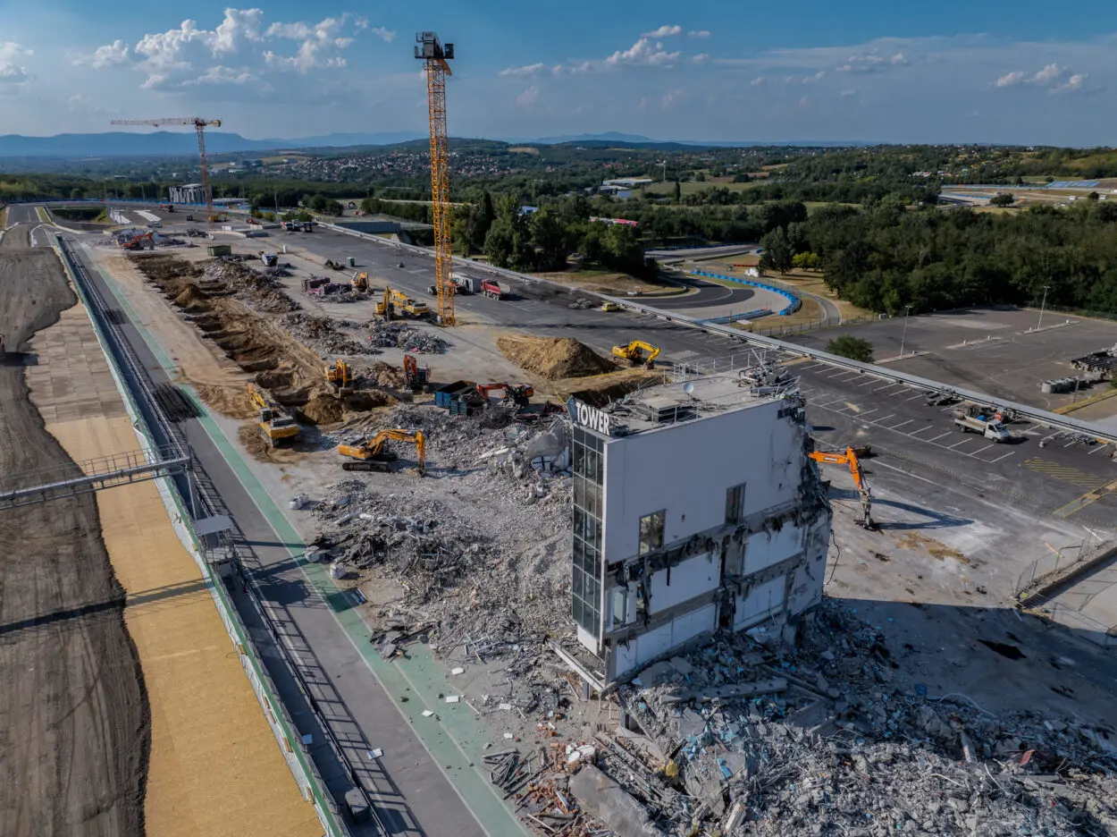 F1 | L’Hungaroring si rifà il look: demoliti box e tribune centrali