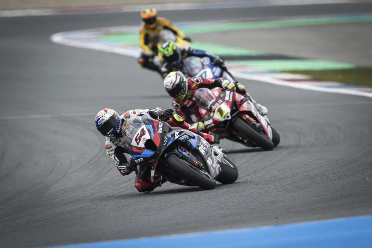 SBK | Round Portogallo 2024, Gara 1: Toprak Razgatlıoğlu eguaglia il record di vittorie consecutive di Bautista e Rea