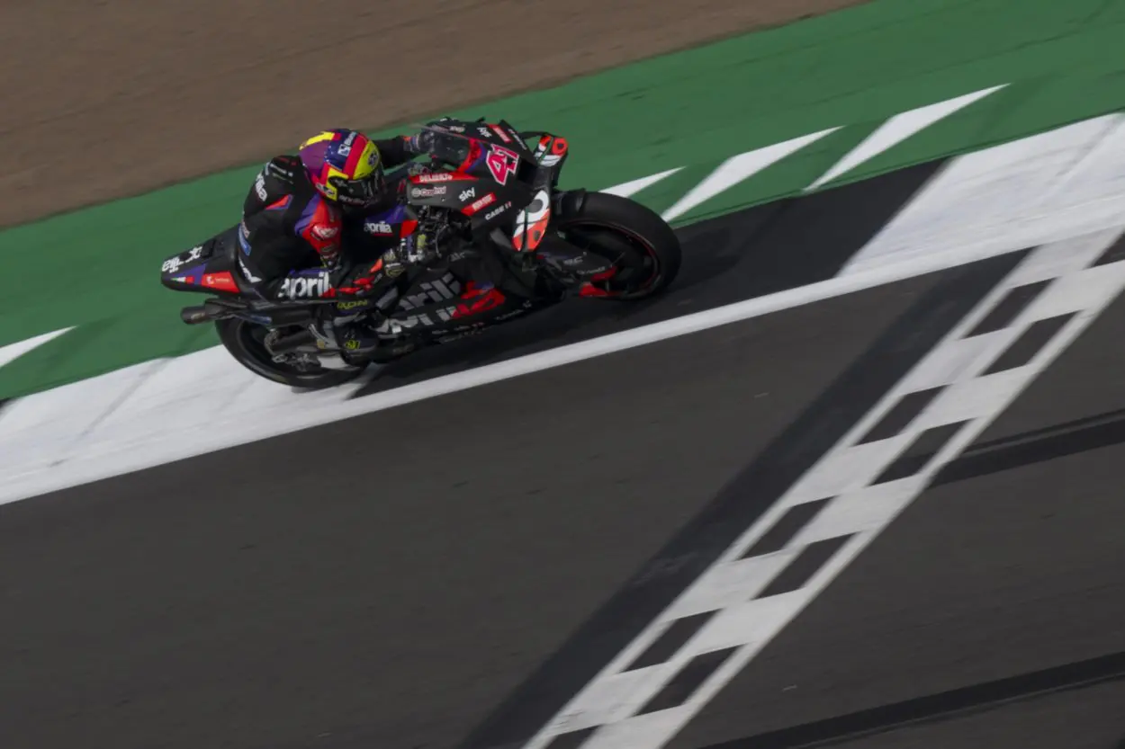 MotoGP | GP Gran Bretagna 2024, Qualifiche: timing perfetto per Aleix Espargaró, sua la pole a Silverstone