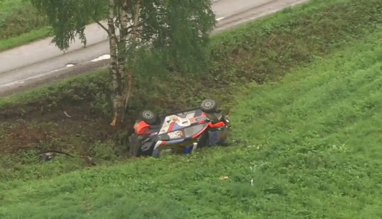 WRC | Rally di Finlandia 2024, incidente per Tänak e Järveoja nella PS3. Il navigatore resta in osservazione in ospedale, finisce qui il weekend
