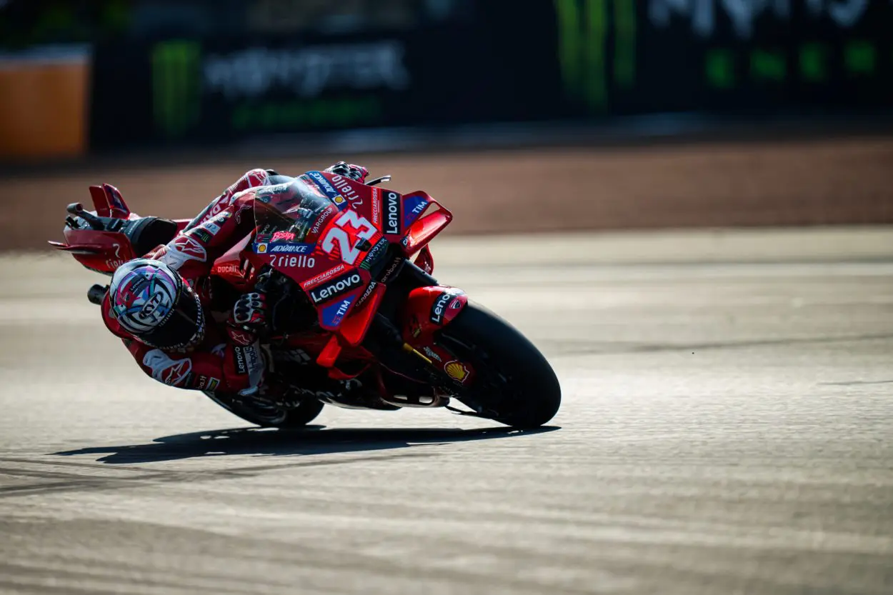 MotoGP | GP Gran Bretagna 2024, Gara Sprint: Enea Bastianini batte Martín nella sua specialità. Caduta per Bagnaia