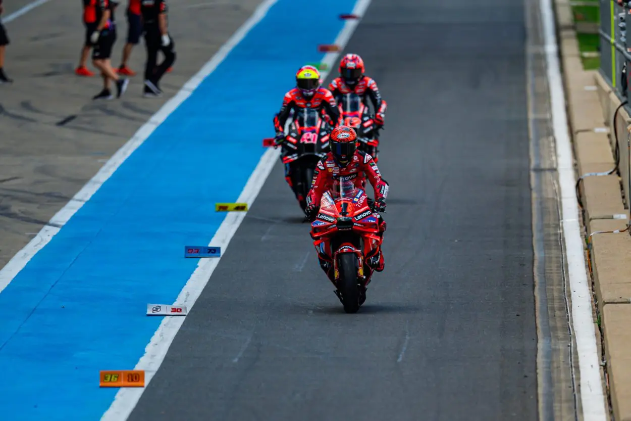 MotoGP | GP Gran Bretagna 2024, il giusto sfogo di Bagnaia dopo le qualifiche contro gli eccessivi rallentamenti: quali soluzioni potrebbero funzionare?