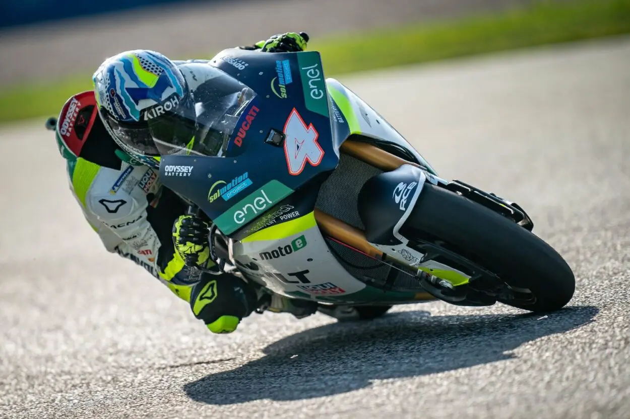 MotoE | GP Austria 2024, Gara 2: Gutiérrez getta al vento la doppietta, Héctor Garzó vince ed è ad un passo dal mondiale