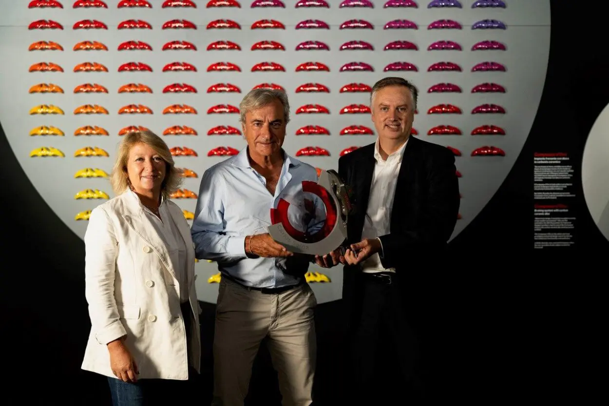 Carlos Sainz Sr. in visita a Brembo. Per lui un trofeo celebrativo dopo la vittoria alla Dakar 2024
