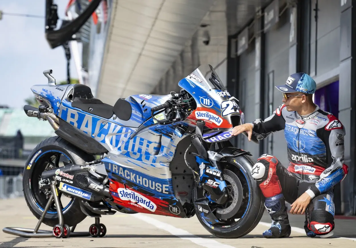 MotoGP | Svelata, durante le libere di Silverstone, la livrea dell’Aprilia Trackhouse per il resto della stagione 2024