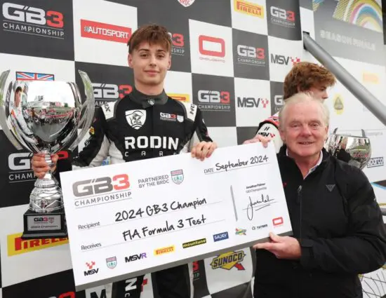GB3 | Brands Hatch 2024: Louis Sharp si laurea campione in un weekend combattuto