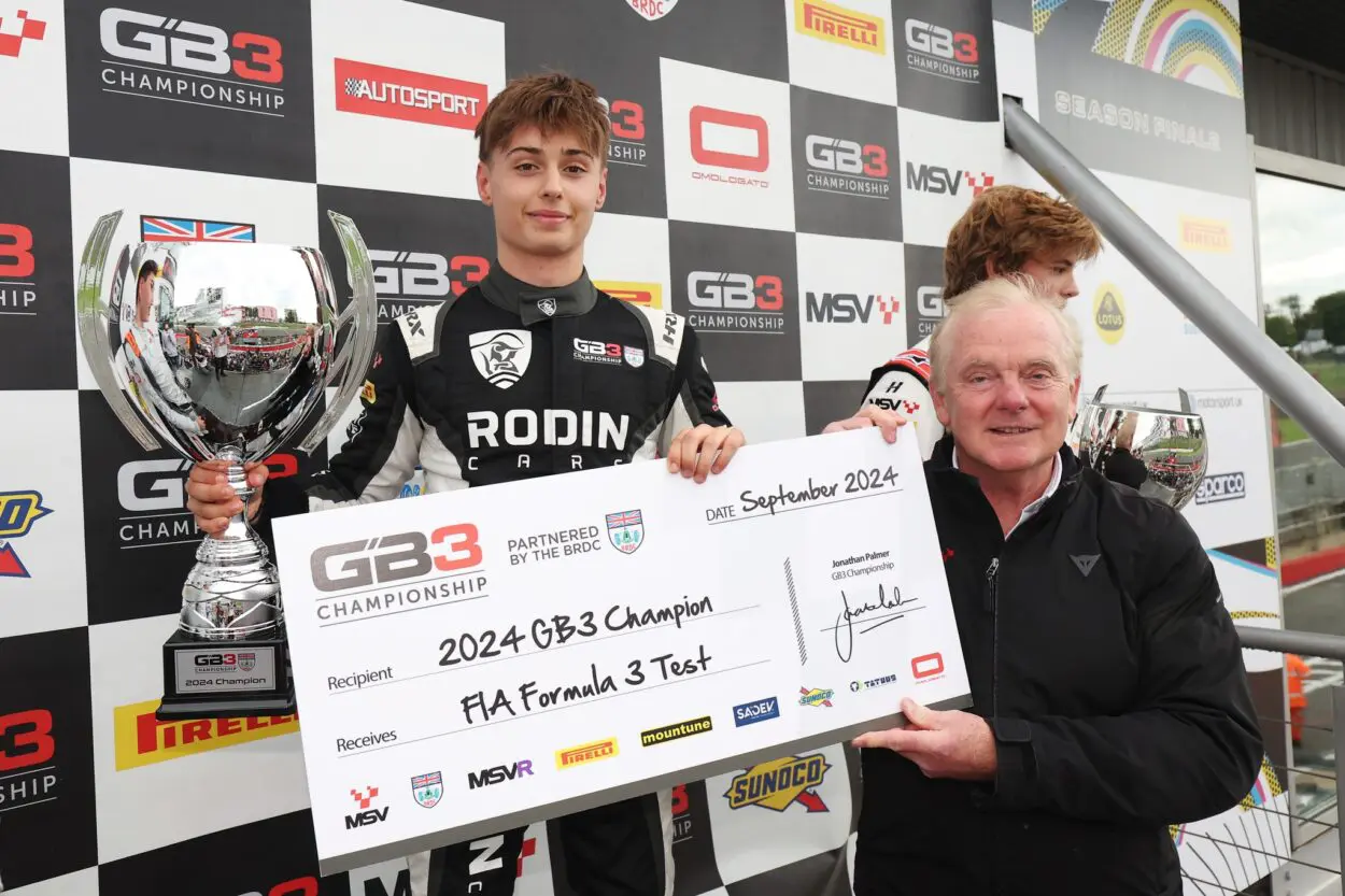 GB3 | Brands Hatch 2024: Louis Sharp si laurea campione in un weekend combattuto