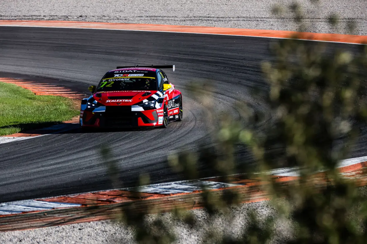 TCR Europe | Valencia 2024, Gara 1: Girolami beffa Montenegro al via e conquista il quarto successo. ALM campione a squadre