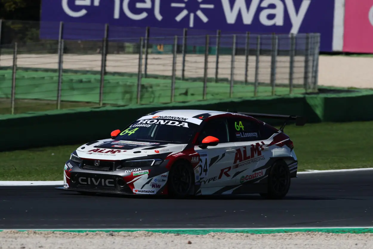 TCR Italy | Vallelunga 2024: Penalizzato Junesung Park, Levente Losonczy coglie il primo successo in Italia