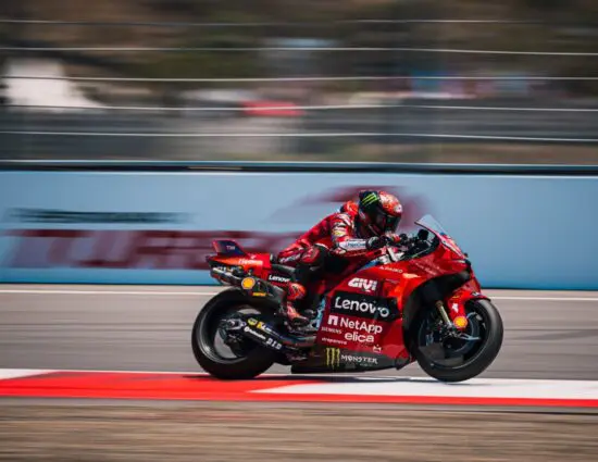 MotoGP | GP Indonesia 2024, Sprint Race: Bagnaia vince in una doppietta Lenovo. Cade Martin, che rimonta e arriva 10°
