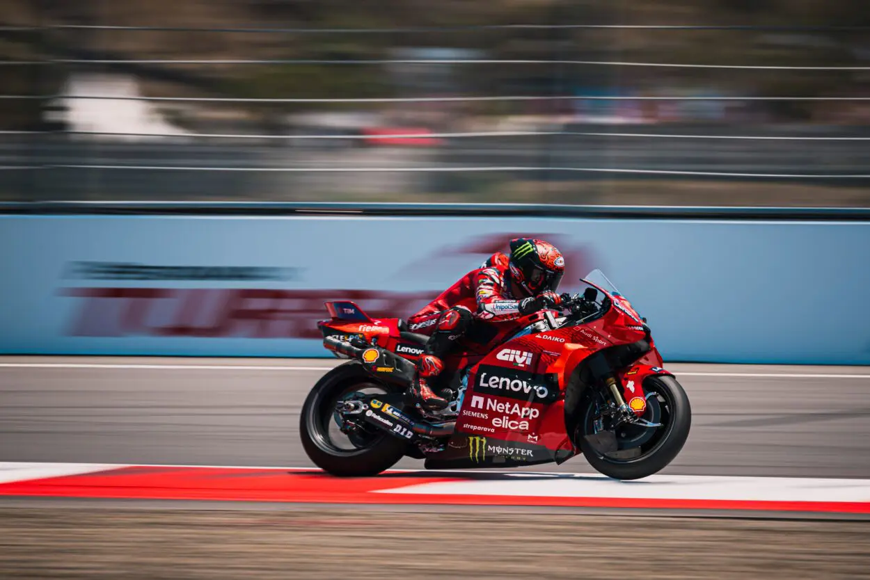 MotoGP | GP Indonesia 2024, Sprint Race: Bagnaia vince in una doppietta Lenovo. Cade Martin, che rimonta e arriva 10°