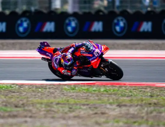 MotoGP | GP Indonesia 2024, gara: Jorge Martin domina una gara a eliminazione davanti ad Acosta (investigato) e Bagnaia. Marquez e Bastianini out