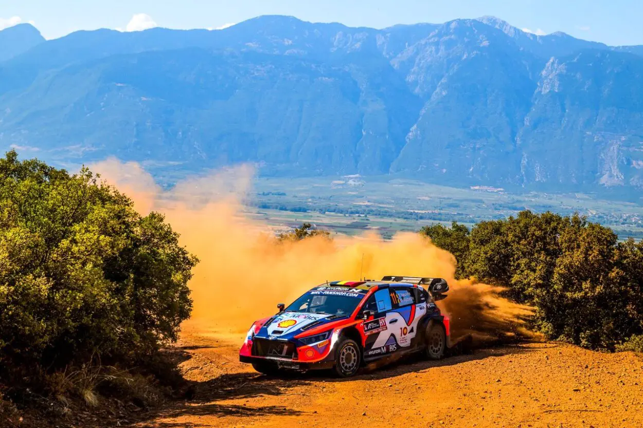 WRC | Rally dell’Acropoli 2024, PS7-9: forature per Tänak e Sordo, Neuville vola al comando