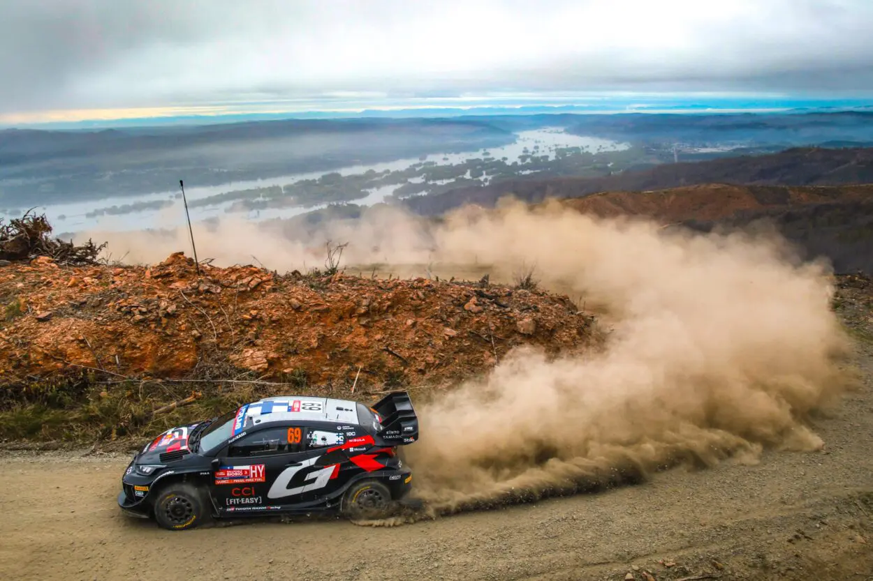 WRC | Rally del Cile 2024, PS10-12: Rovanperä rovescia la classifica nella nebbia