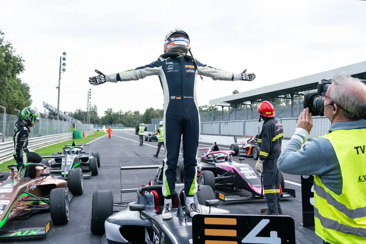 Euro 4 | Monza 2024: Maxim Rehm ottiene la prima vittoria in carriera in Gara 3. Bohra campione con un 5° posto, Larini a podio!