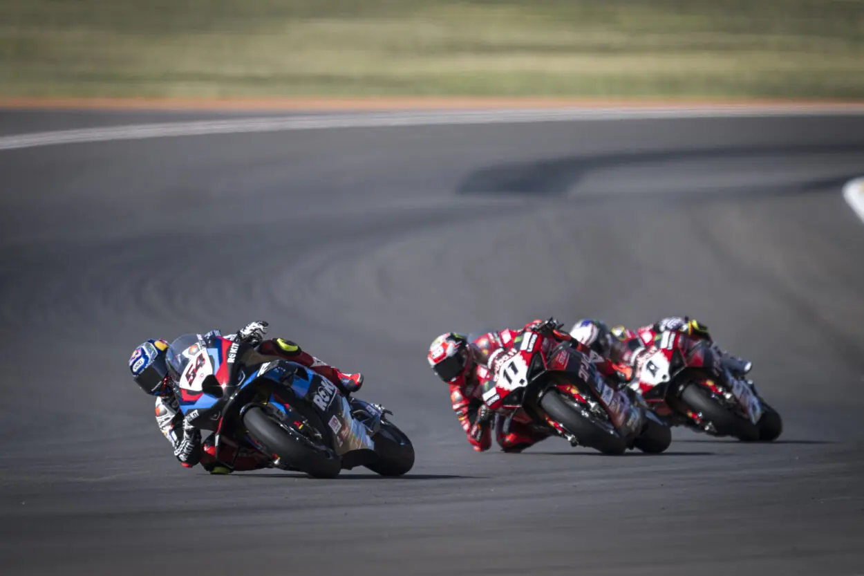 SBK | Round Estoril 2024, Gara 2: Toprak Razgatlıoğlu conquista l’ultima manche del weekend, Bulega secondo
